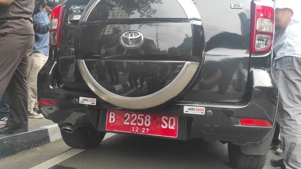 Mobil dinas yang ditumpangi Andhi usai diperiksa KPK (Azhar-detikcom)
