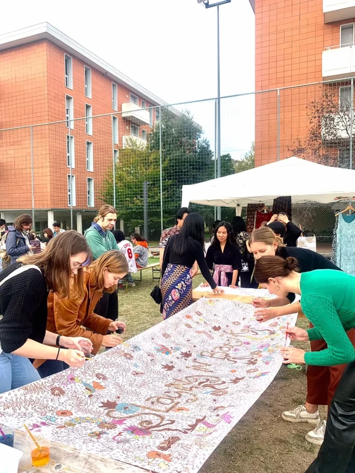Mahasiswa Universitas Airlangga (Unair) yakni Nadia Balqis Azzhara yang memperkenalkan batik di negara Italia.