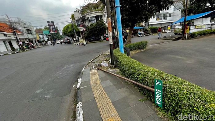 Nama Jalan Sunda ambruk.