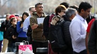 Beberapa hari setelah Silicon Valley Bank mengalami keruntuhan, nasabah mengantre untuk mencoba mengambil kembali dana mereka dari bank tersebut.  