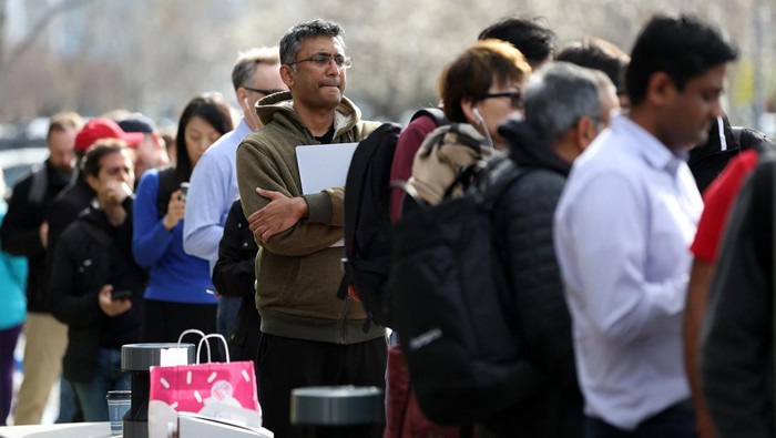 Nasabah Ramai-ramai Tarik Dana Saat Silicon Valley Bank Kolaps SANTA CLARA, CA - MARCH 13: People queue up outside the headquarters of Silicon Valley Bank to withdraw their funds on March 13, 2023 in Santa Clara, California. (Photo by Liu Guanguan/China News Service/VCG via Getty Images)
