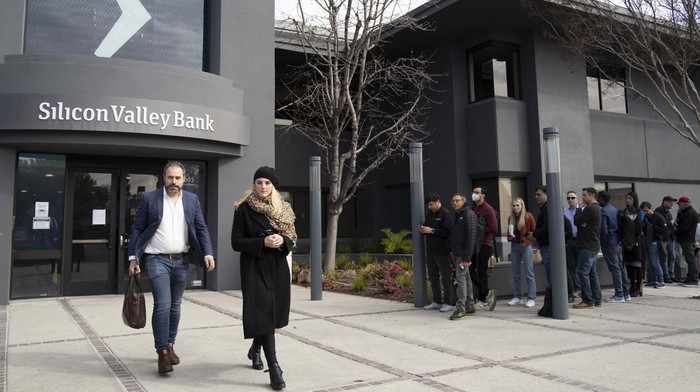 SANTA CLARA, CA - MARCH 13: People queue up outside the headquarters of Silicon Valley Bank to withdraw their funds on March 13, 2023 in Santa Clara, California. (Photo by Liu Guanguan/China News Service/VCG via Getty Images)