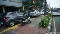 Jalur trotoar yang dilengkapi dengan guiding block atau ubin pemandu bagi tunanetra ini sering digunakan untuk parkir.
