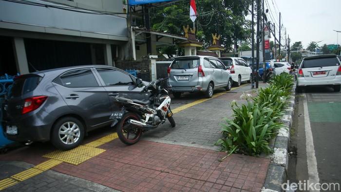 Jalur kuning pemandu jalan untuk tunanetra yang disebut guiding block perlu pembenahan. Pasalnya, jalur tersebut nabrak tiang hingga diserobot parkir dan pedagang, Seperti salah satunya di trotoar jalan Otista Raya dan Dewi Sartika, Selasa (14/3/2023).
