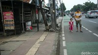 Jalur kuning pemandu jalan untuk tunanetra yang disebut guiding block sudah sering jadi sorotan lantaran kerap dipotong tiang listrik ataupun papan reklame besar. Namun ternyata jika tidak viral atau jadi berita ya seperti diabaikan saja.