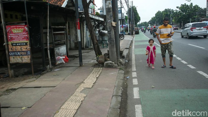 Jalur kuning pemandu jalan untuk tunanetra yang disebut guiding block perlu pembenahan. Pasalnya, jalur tersebut nabrak tiang hingga diserobot parkir dan pedagang, seperti terlihat di trotoar Jalan Dewi Sartika dan Otista Raya, Selasa (14/3/2023).