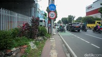 Selain rusak, guiding block di jalan ini juga dapat menghantarkan teman-teman tunanetra untuk menabrak rambu jalan.  