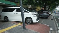Bahkan mobil mewah pun turut parkir di trotoar tersebut dan menghalangi guiding block.  