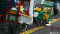 Aneka tukang dagang dengan santainya berjualan di atas trotoar dan menghalangi guiding block.  