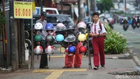 Hadirnya pedagang di trotoar tentu menggangu dan melanggar hak pejalan kaki. Terlebih dagangan tersebut juga menghalangi ubin pemandu tunanetra.