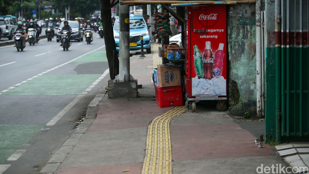 Jalur kuning pemandu jalan untuk tunanetra yang disebut guiding block perlu pembenahan. Pasalnya, jalur tersebut nabrak tiang hingga diserobot parkir dan pedagang, seperti terlihat di trotoar Jalan Dewi Sartika dan Otista Raya, Selasa (14/3/2023).