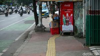 Di beberapa titik trotoar juga terdapat pedagang yang juga menghalangi ubin pemandu tunanetra.  
