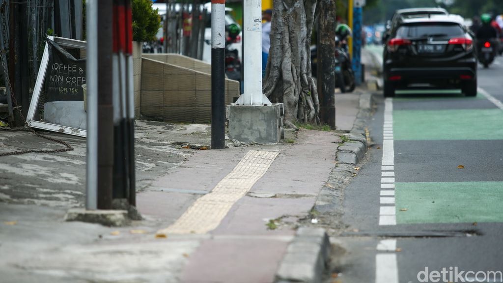 Jalur kuning pemandu jalan untuk tunanetra yang disebut guiding block perlu pembenahan. Pasalnya, jalur tersebut nabrak tiang hingga diserobot parkir dan pedagang, seperti terlihat di trotoar Jalan Dewi Sartika dan Otista Raya, Selasa (14/3/2023).
