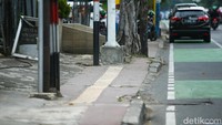 Beberapa trotoar terlihat ditanami tiang-tiang yang tepat berada di jalur kuning.  