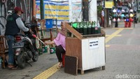 Selain digunakan untuk parkir, trotoar ini juga digunakan oleh pedagang untuk berjualan.  