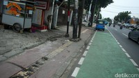 Beda hal dari jalan Otista Raya yang trotoarnya untuk parkir dan dagang, nampak trotoar jalan Dewi Sartika kini jalur tunanetranya kian rusak.  