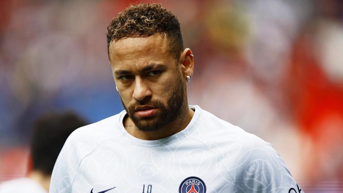 Soccer Football - Ligue 1 - Paris St Germain v Lille - Parc des Princes, Paris, France - February 19, 2023 Paris St Germains Neymar during the warm up before the match REUTERS/Sarah Meyssonnier