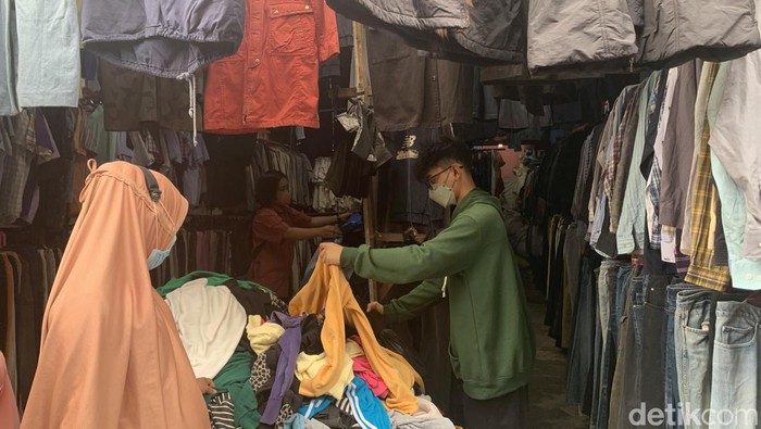 Para pembeli saat melihat aneka produk impor bekas di Pasar Sambu Medan