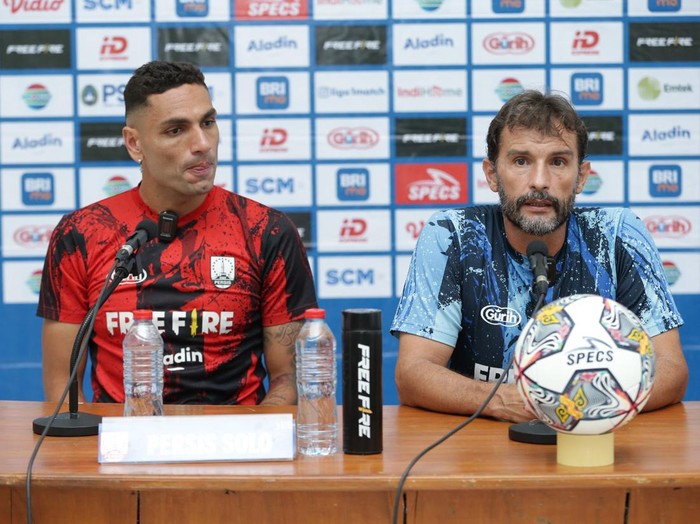 Pelatih Persis Solo Leonardo Medina (kiri) dan pemain Persis Solo, Jaime Xavier (kanan), saat konferensi pers di Solo, Selasa (14/3/2023).