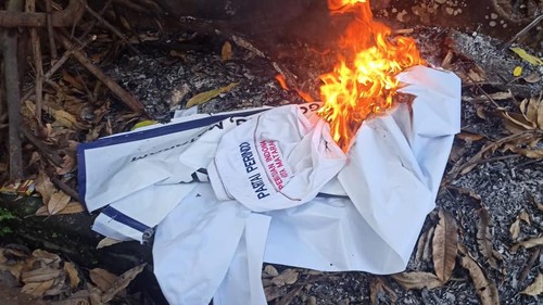 Ketua DPD Partai Perindo Mataram yang baru Zammatur Rahili mengaku pembakaran atribut partai oleh pengurus lama tak patut dikomentari.