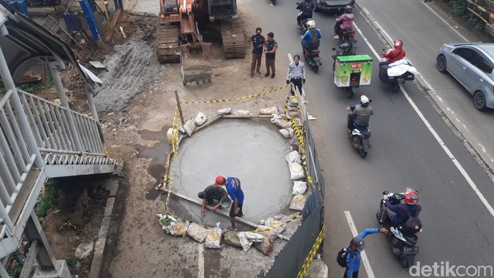 Penambalan lubang di Jl Daan Mogot, Jakbar, 14 Maret 2023. (Magdalena Handrica Natasya Gadja/detikcom)