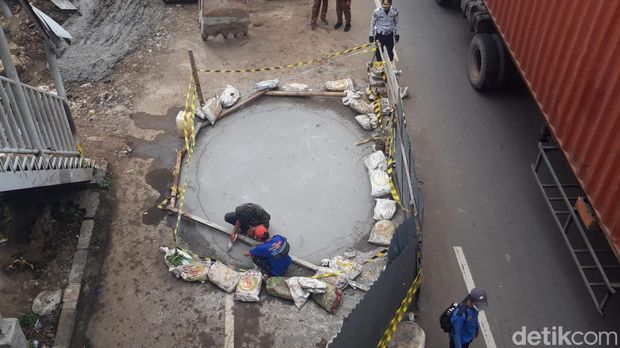 Penambalan lubang di Jl Daan Mogot, Jakbar, 14 Maret 2023. (Magdalena Handrica Natasya Gadja/detikcom)