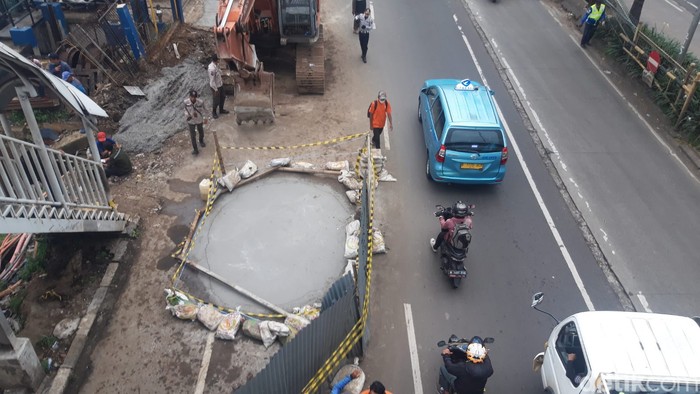 Penambalan lubang di Jl Daan Mogot, Jakbar, 14 Maret 2023. (Magdalena Handrica Natasya Gadja/detikcom)