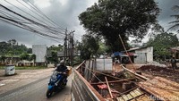 Lokasi lubang galian tempat mobil terperosok kemarin ada di jalur tanjakan.