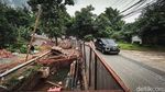 Penampakan Lubang Galian di Jalan Margasatwa yang Bikin Mobil Nyungsep