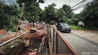 Lubang galian tersebut ditutupi pembatas jalan berupa seng.