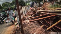 Tampak banyak kabel di dalam lubang itu.
