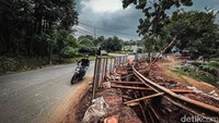 Sebelumnya, satu unit mobil sempat terperosok ke lubang galian tersebut. Menurut saksi, cuma ada satu orang di dalam mobil tersebut. Dia mengatakan orang di dalam mobil tersebut tak mengalami luka-luka usai kecelakaan.