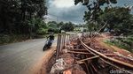 Penampakan Lubang Galian di Jalan Margasatwa yang Bikin Mobil Nyungsep