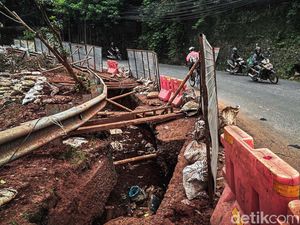 Galian Jl Margasatwa Jaksel Bikin Mobil Terperosok, Warga Jadi Hati-hati