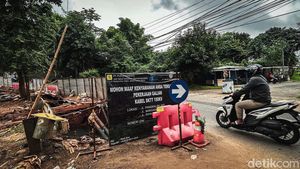 Penampakan Lubang Galian di Jalan Margasatwa yang Bikin Mobil Nyungsep