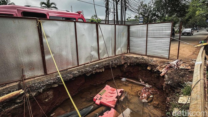 Penampakan Lubang Galian Jalan Margasatwa Tempat Mobil Terperosok Sebuah mobil sempat terperosok di lubang galian Jalan Margasatwa, Jakarta Selatan, Senin (13/3) kemarin. Begini penampakan lubang galiannya.
