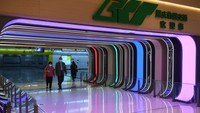 Sebuah stasiun metro dihiasi dengan instalasi lampu di Chongqing, China, Senin (13/3/2023).  