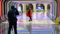 Stasiun Metro Chongqing semakin bergaya futuristik saat dihiasi instalasi lampu.  