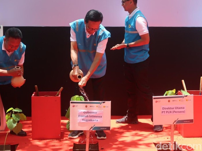 penanaman pohon sumber biomassa di Pedukuhan Ngrejek Wetan, Kalurahan Gombang, Kapanewon Ponjong, Kabupaten Gunungkidul, DIY, Selasa (14/3/2023).