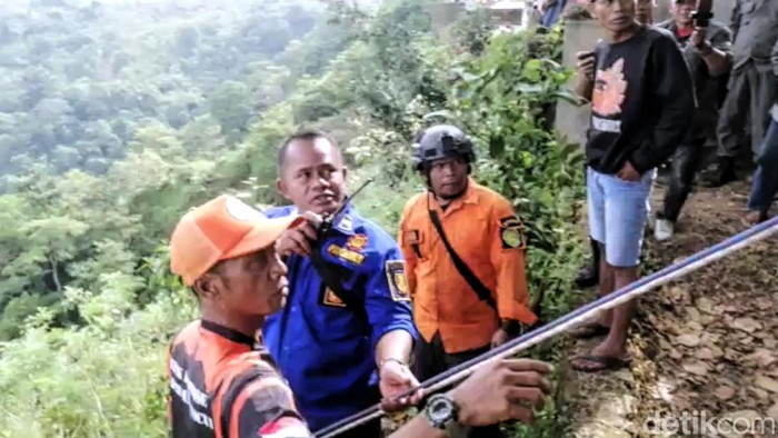 Pencarian Saep (20) di tebing Panenjoan, Geopark Ciletuh, Palabuhanratu, Sukabumi