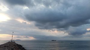 Prediksi Cuaca Senin 27 Maret: Seluruh Pulau Jawa Hujan