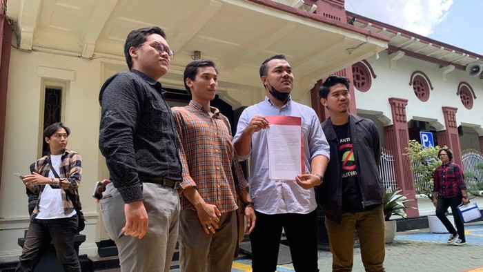 Perwakilan Koalisi Masyarakat Sipil saat mendatangi PN Surabaya sebelum sidang putusan Tragedi Kanjuruhan.