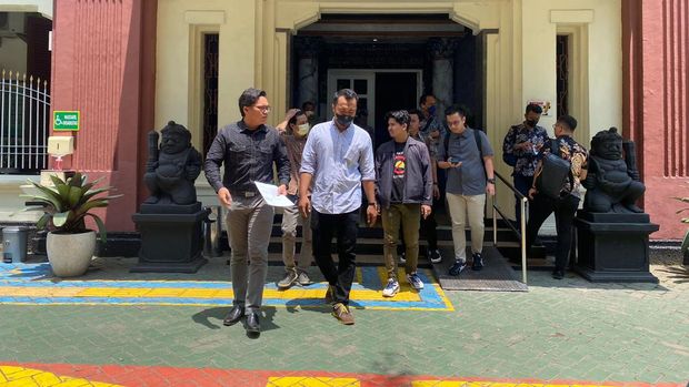 Perwakilan Koalisi Masyarakat Sipil saat mendatangi PN Surabaya sebelum sidang putusan Tragedi Kanjuruhan.