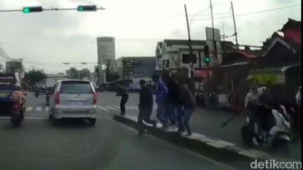 Polisi masih memburu ASR alias T (17), pelaku utama kasus pembacokan pelajar di Pomad Bogor. Buronan tersebut merupakan residivis kasus penjambretan. (M Sholihin/detikcom)