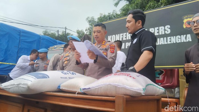 Polisi memamerkan beras oplosan di Majalengka, Selasa (14/3/2023).