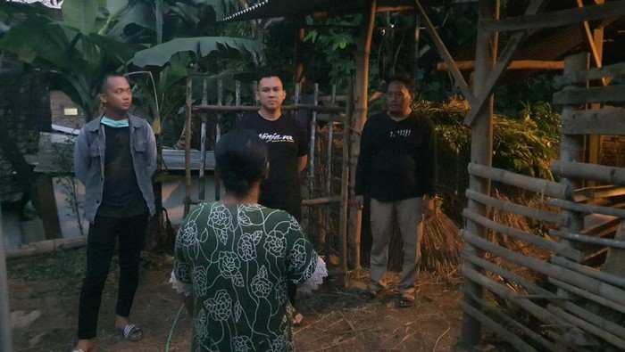 Polisi olah TKP di lokasi terduga maling kambing yang tewas dimassa di Nganjuk