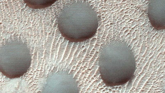 An undated image from NASA's Mars Reconnaissance Orbiter shows circular sand dunes on the surface of Mars, in this handout image obtained by Reuters on March 14, 2023. NASA/Jpl-Caltech/University of Arizona/Handout via REUTERS  THIS IMAGE HAS BEEN SUPPLIED BY A THIRD PARTY. MANDATORY CREDIT. NO RESALES. NO ARCHIVES