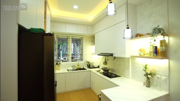 Potret dapu rumah Kiky Saputri Potret dapu rumah Kiky Saputri