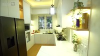 Dapurnya ini dibuat dengan nuansa serba putih. Mulai dari rak hingga cat dinding dengan sentuhan warna cokelat dari lantainya. Foto: YouTube Taulany TV