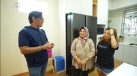 Di area dapurnya terdapat kulkas mewah dengan dua pintu. Selain itu, tak ketinggalan dengan kaleng kerupuk yang selalu jadi andalan setiap makan. Foto: YouTube Taulany TV
